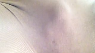 Грудастая зрелка включила камеру и показывает свою лохматку с большим торчащим клитором