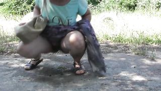 Подборка с женщиной, которая писает прямо в рот мужику