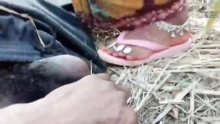 Индус в поле прокатил на своём члене соседскую женщину