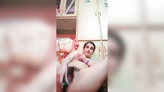 Девица дома мастурбирует шмоньку огурцом