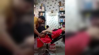 Парикмахер делает кунилингус клиентке