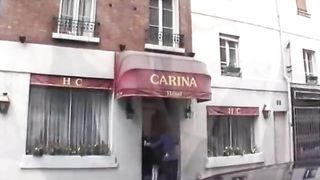 Уединились в ванной комнате для орально-вагинального секса