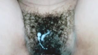 После секса мужчина кончает на небритую пилотку