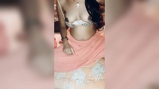 Чика с небритой дыркой раздвигает ноги