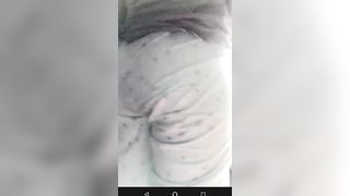 Одинокая баба показывает свои прелести